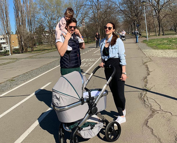 РАДОСТИ РОДИТЕЉСТВА: Познати са наследницима шетали по сунчаном дану